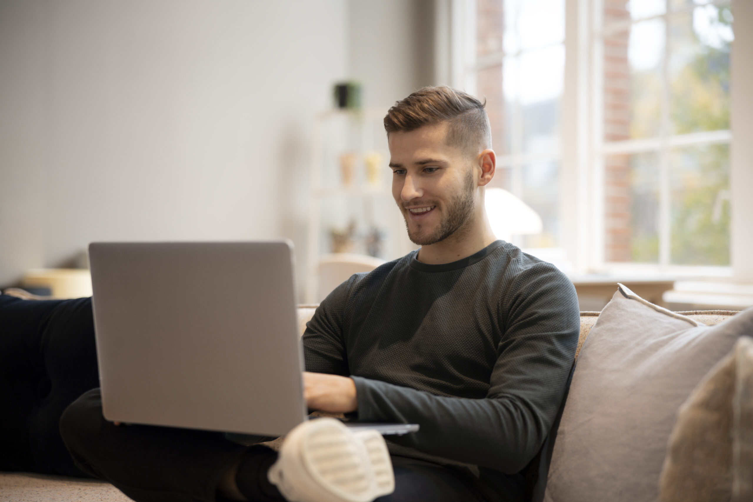 digital-nomad-working-remotly-their-project (1)